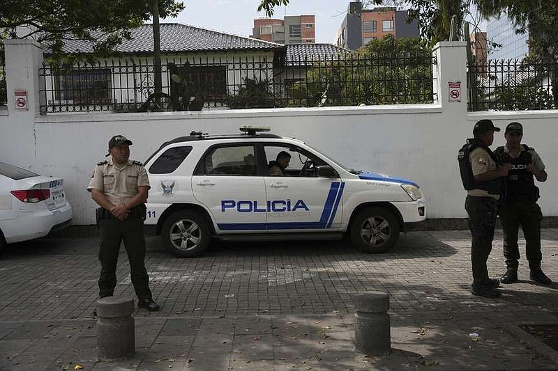 La policía hace guardia afuera de la embajada de México el día después de que el exvicepresidente de Ecuador, Jorge Glas, ingresara a esa sede en Quito, Ecuador, el jueves 18 de diciembre de 2023. (AP Foto/Carlos Noriega)