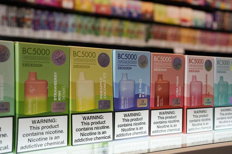 Variedad de cigarrillos electrónicos desechables con sabores fabricados por EB Design se exhiben en una tienda en Pinecrest, Florida, el 26 de junio de 2023. (Foto AP/Rebecca Blackwell, Archivo)