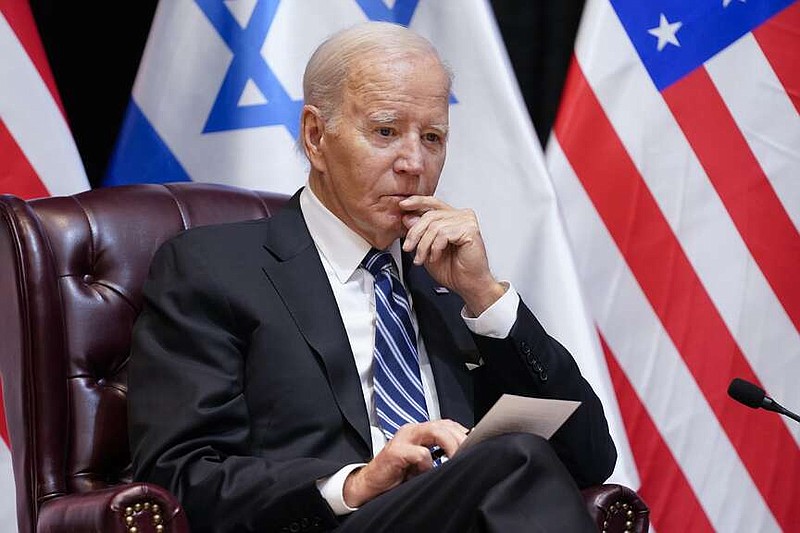 ARCHIVO - El presidente Joe Biden escucha mientras él y el primer ministro israelí Benjamin Netanyahu participan en una reunión bilateral con funcionarios israelíes y estadounidenses, el miércoles 18 de octubre de 2023, en Tel Aviv. (AP Foto/Evan Vucci, archivo)