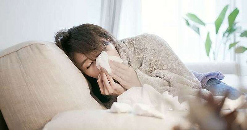 En esta fotografía de archivo se muestra una persona con síntomas parecidos a los de la gripe (Dreamstime/TNS).