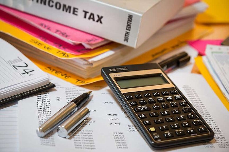 En la imagen se muestran documentos y herramientas necesarias para la declaración de impuestos. Créditos: Steve PB/Pixabay.