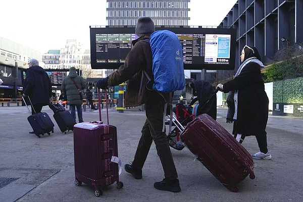 2 die, thousands left in dark as storm hits U.K. | The Arkansas Democrat-Gazette - Vimarsana News