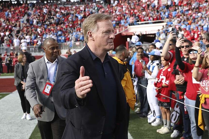 Roger Goodell, comisionado de la NFL, saluda a los espectadores antes de la final de la Conferencia Nacional entre los 49ers de San Francisco y los Lions de Detroit, el domingo 28 de enero de 2024 (AP Foto/Jed Jacobsohn)