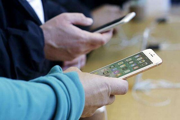 How to keep your children safe online — without taking away their phone - Vimarsana News