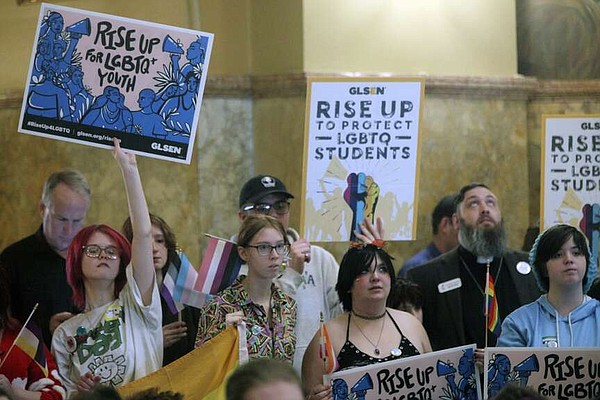 Kansas' AG tells schools they must out trans kids to parents, even with no specific law - Vimarsana News
