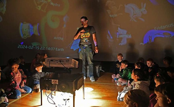 WATCH | Looking up: Lakeside Primary students explore mobile planetarium - Vimarsana News