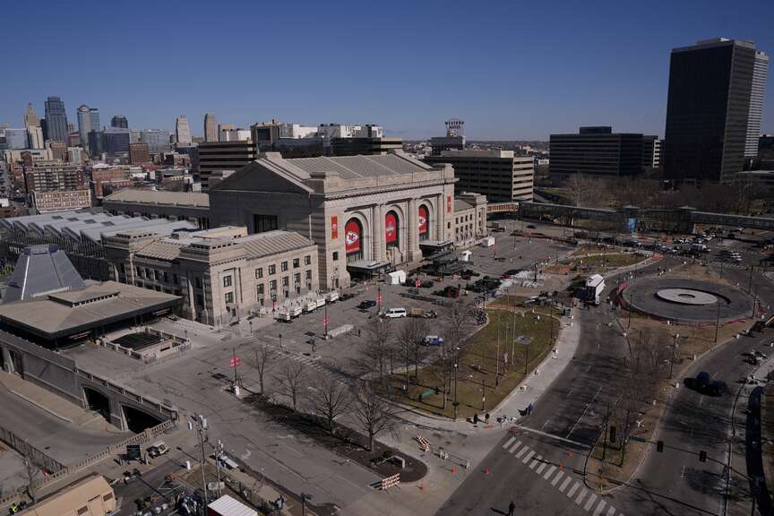 Taylor Swift gives 100,000 to family of woman killed in parade