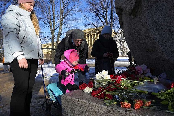 Russia Detains Over 300 As Country Mourns Navalny | Hot Springs ...