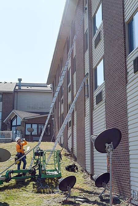 Window replacements moving quickly at Hyder Apartments | Jefferson City News Tribune - Vimarsana News