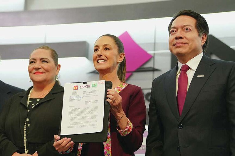 La Dra. Claudia Sheinbaum, sosteniendo tu boleta de registro como candidata a la presidencia de México,  junto con otros dirigentes de su partido. (Foto: www.lopezdoriga.com)