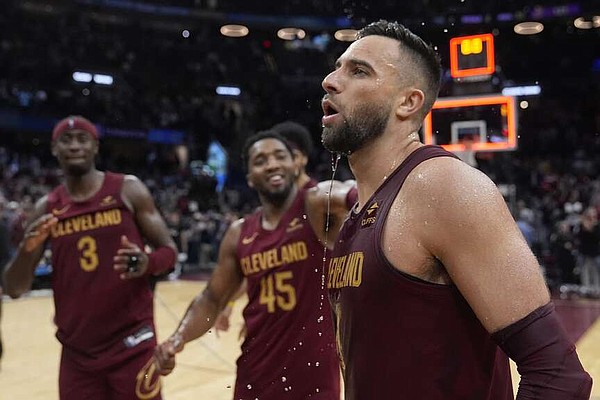 Max Strus sinks 59-footer at the final horn, sending Cavs to win over Mavs - Vimarsana News