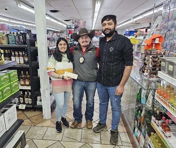 گڈ مین منی مارٹ ٹاؤنسینڈ کی مہم کو 1,500 ڈالر دیتا ہ