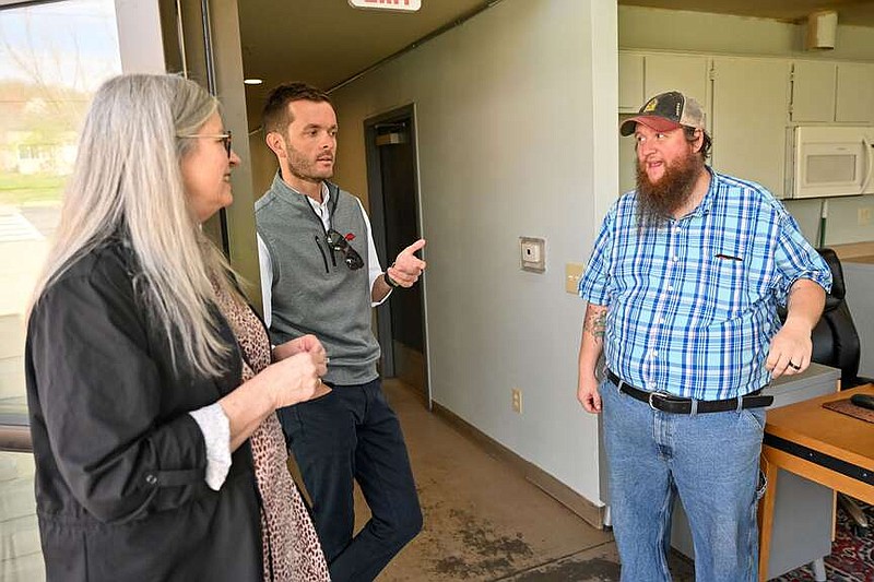 Rhonda Lovell (from left), 7 Hills board member, speaks Wednesday with Will Roth, board president, and Joe Coultas, director of shelter services, at the center's Walker Family Residential Community in Fayetteville. The plan is to eventually have 64 beds of overnight shelter at the center's Walker Family Residential Community. Visit nwaonline.com/photo for today's photo gallery.
(NWA Democrat Gazette/Caleb Grieger)