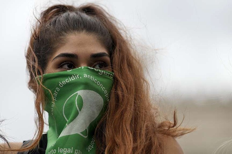 Una mujer cubierta con un pañuelo verde, símbolo del derecho al aborto en América Latina, durante la marcha por el Día Internacional de la Mujer en Buenos Aires, Argentina, el viernes 8 de marzo de de 2024. (AP Foto/Natacha Pisarenko)