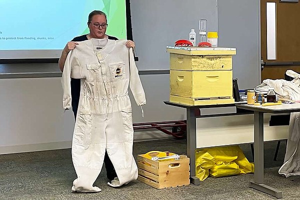 WATCH | Aspiring beekeepers learn the basics from Master Gardeners presentation - Vimarsana News