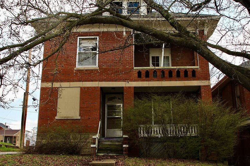 Alexa Pfeiffer/News Tribune Abandoned historic home bought by Jefferson City located at 211 Jackson St. The city is preparing to recieve proposals for property rehabilitation.