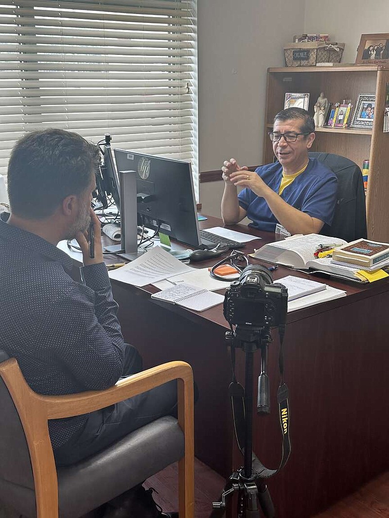 El Dr. Wilson Cruz Leal de La Clínica del Pueblo de Fort Smith en entrevista. (Foto: Alexis Charbonnier para La Prensa Libre AR)