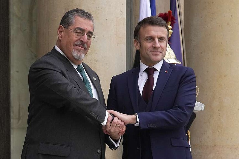 El presidente de Guatemala Bernardo Arévalo (izquierda) y el francés Emmanuel Macron sa saludan previo a una reunión en el Palacio del Elíseo, el lunes 19 de febrero de 2019, en París. (AP Foto/Michel Euler)