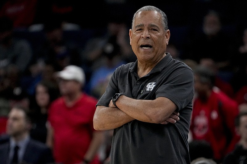 Houston head coach Kelvin Sampson gives instructions to his players during the first half of a first-round college basketball game against the Longwood in the NCAA Tournament, Friday, March 22, 2024, in Memphis, Tenn. (AP Photo/George Walker IV)