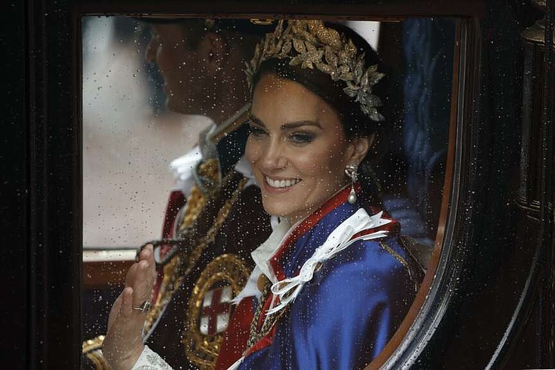 ARCHIVO - Catalina, princesa de Gales, y el príncipe Guillermo viajan en carroza tras la ceremonia de coronación del rey Carlos III de Inglaterra en Londres, el sábado 6 de mayo de 2023. (AP Foto/David Cliff, Archivo)
