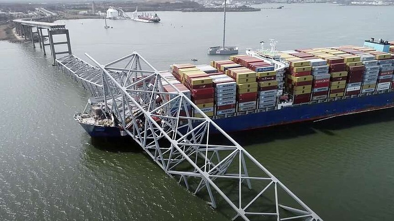 En esta imagen tomada de un video publicado por la Junta Nacional de Seguridad y Transporte de EEUU (NTSB), el carguero Dalí tras impactar la estructura del puente Francis Scott Key, el martes 26 de marzo de 2024, en Baltimore. (NTSB vía AP)