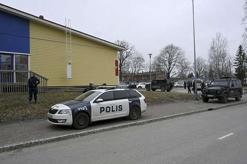 Policías en el lugar de un tiroteo en la escuela Viertola de Vantaa, Finlandia, el martes 2 de abril de 2024. Varias personas resultaron heridas y un sospechoso estaba detenido, según la policía. (Markku Ulander/Lehtikuva via AP)