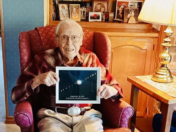 Texas man is preparing to watch his 13th solar eclipse. He's 105. - Vimarsana News