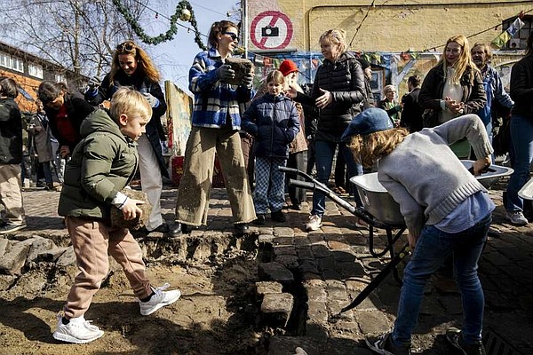 Copenhagen hippie oasis wants to rebuild without its illegal hashish market - Vimarsana News