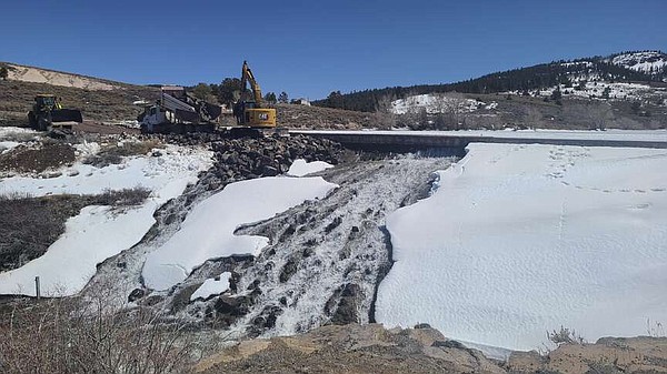 Rural Utah dam cracks, putting nearby town at risk | Jefferson City News Tribune - Vimarsana News