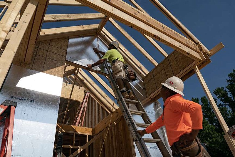 Workers build homes in Lillington, N.C. MUST CREDIT: Allison Joyce/Bloomberg.