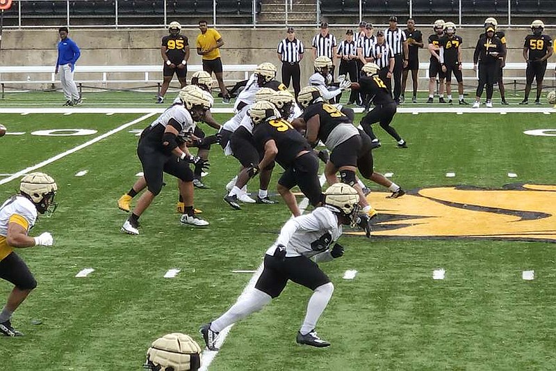 Golden Lions' Defense Takes Lead In Practice | Pine Bluff Commercial News