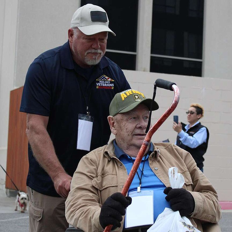 Twenty-two area Vietnam veterans bond on trip to Perryville Memorial ...