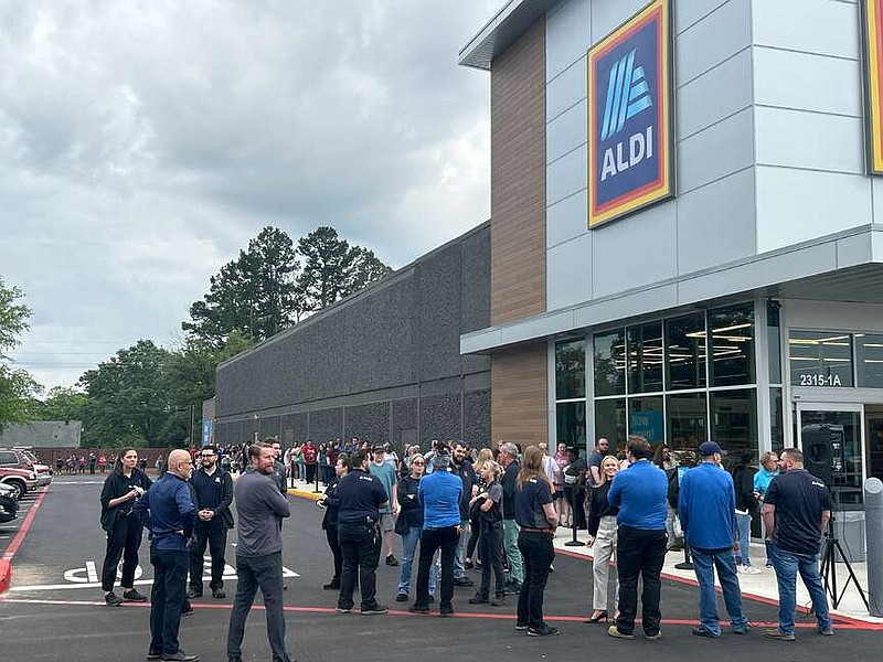 PHOTO ALDI sees long line for grand opening Texarkana Gazette