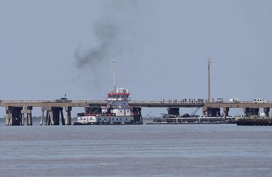 Boat strike causes oil spill, partial collapse of bridge in Texas ...