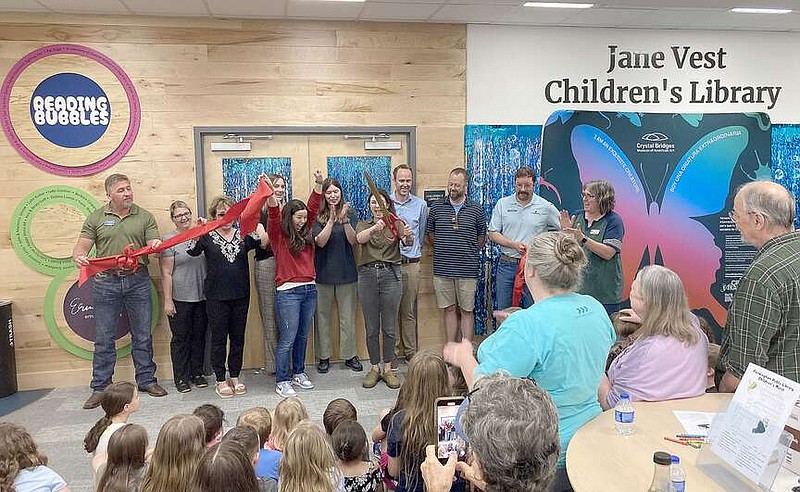 Mural artwork brings both old and young to Farmington Library ...