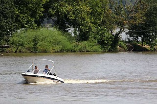 FILE — A boat cruises along the Arkansas River near Maumelle Park in Little Rock in this 2020 file photo. The U.S. Army Corps of Engineers Little Rock District recently lifted a small craft advisory that was in effect when flows reached 70,000 cubic feet per second. (Arkansas Democrat-Gazette/Thomas Metthe)