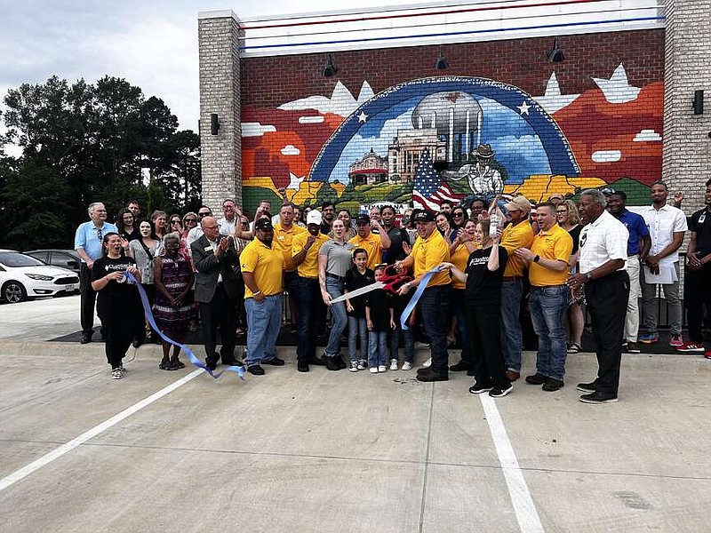 Bubba’s 33 celebrates grand opening with a ribbon cutting ceremony