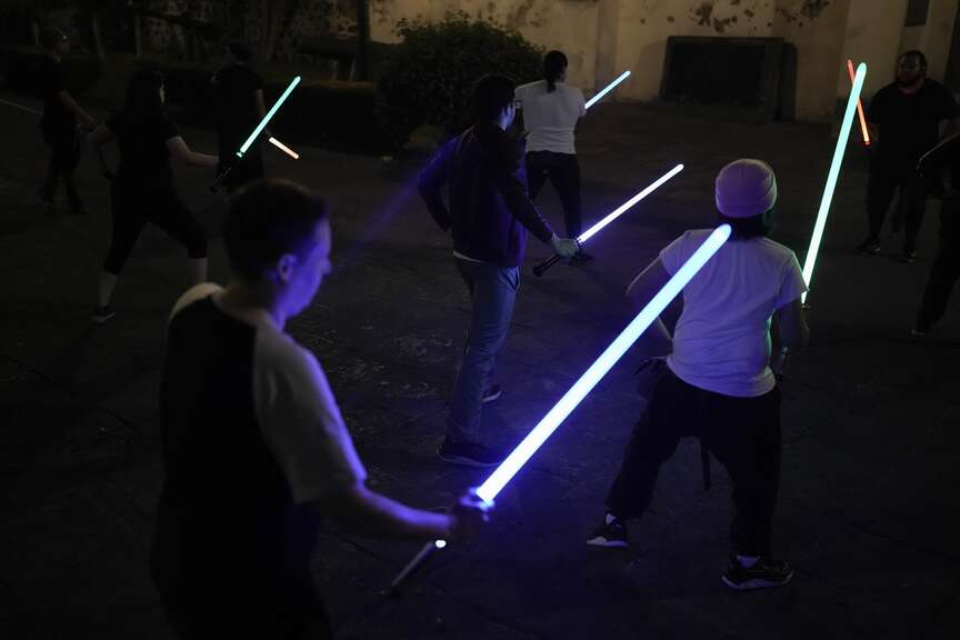 Padawans, jóvenes y mayores, perfeccionaron sus habilidades de duelo con sables de luz en la Academia Jedi de la Ciudad de México.