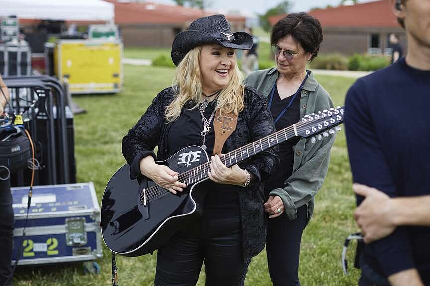 Singer connects with female inmates in ‘I’m Not Broken’ | Northwest ...