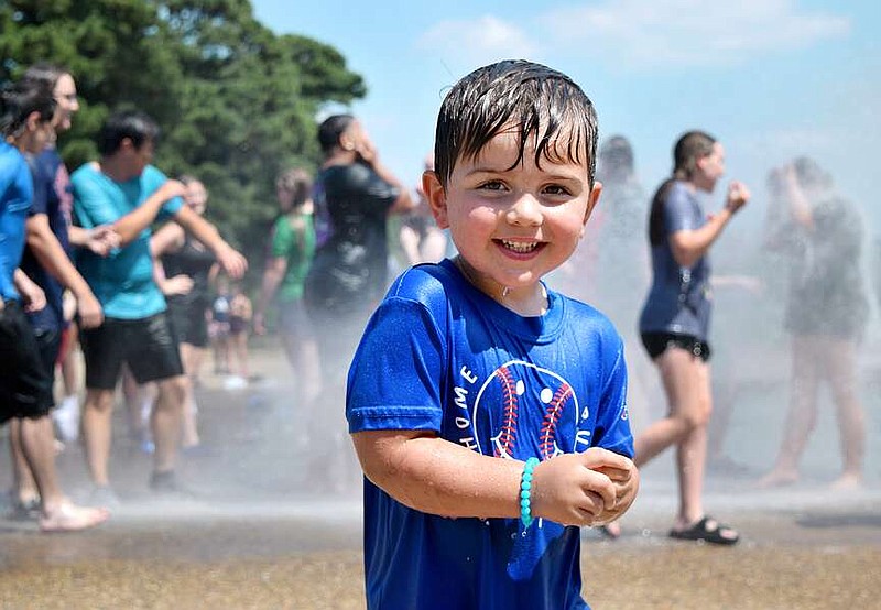 PHOTOS | Taking a break from the heat | Texarkana Gazette