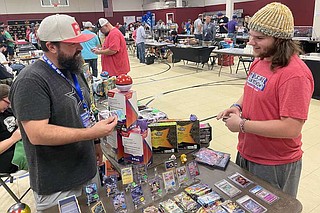 PHOTO | Card show draws crowd at Texarkana, Arkansas, Recreation Center |  Texarkana Gazette