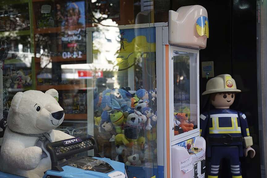 Brazil’s long arm of law reaches for claw machines | The Arkansas ...