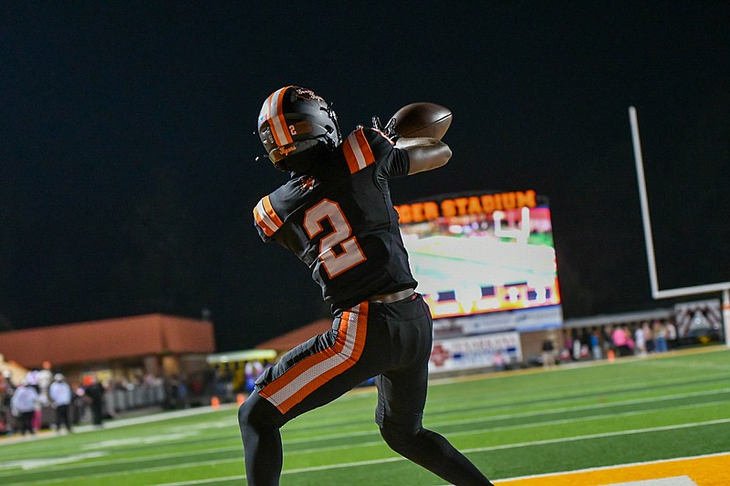 Prep Football No. 4 Texas High battles Mount Pleasant on road