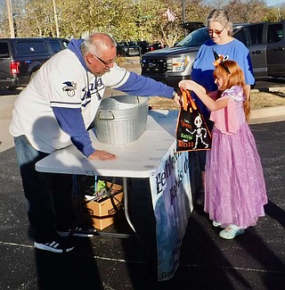Young and old come out for Gravette’s Trick or Treat on Main event ...