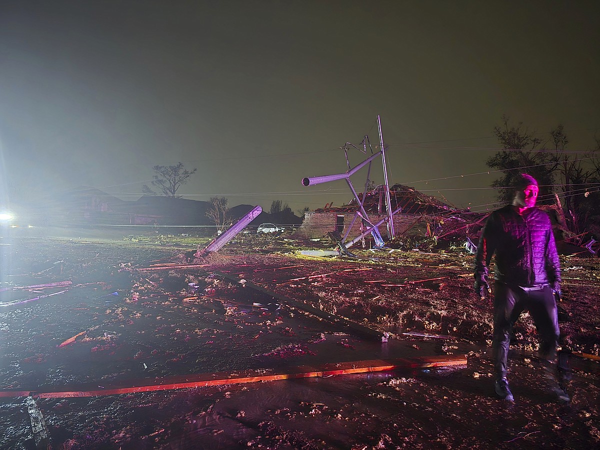 Severe storms in Oklahoma injure at least 11, leave thousands without ...