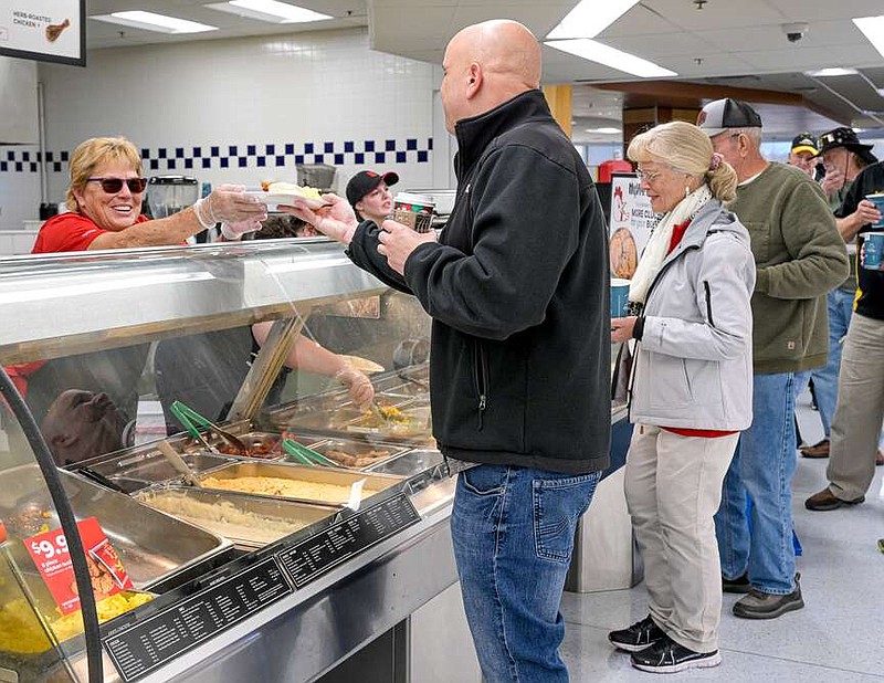 Hundreds of veterans participate in HyVee breakfast Jefferson City