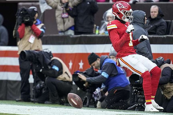 Chiefs’ Mahomes Injured but Triumphs Over Browns in NFL Showdown