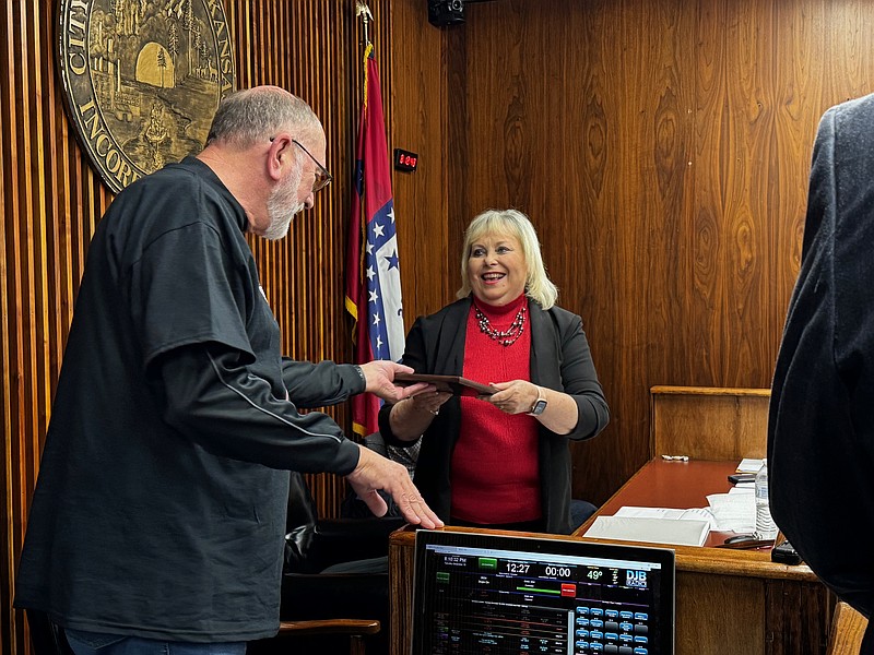 Mayor Charlotte Young present Alderman L.E. Lindsey with plaque for 21 years of service as and alderman for Ward 1
(photo by Kate Flynn)