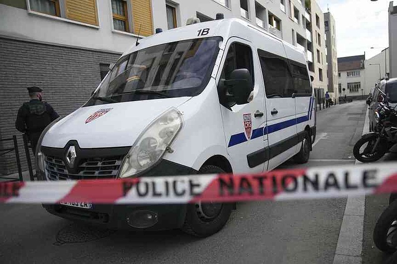 Discovery of bomb halts Paris traffic | The Arkansas Democrat-Gazette ...