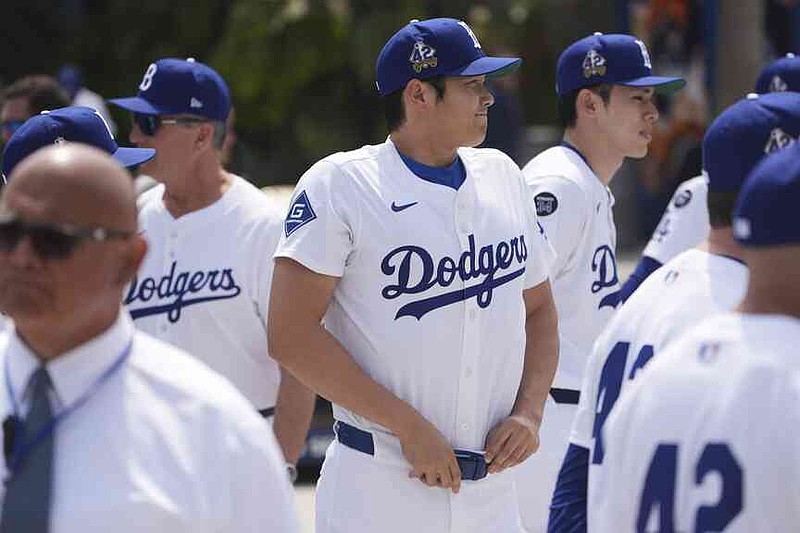 洛杉矶道奇队的Shohei Ohtani参加了一场活动,以纪念杰基·罗宾逊(Jackie Robinson)的一天,然后在2025年4月15日星期二在洛杉矶与科罗拉多洛矶山脉的棒球比赛前。 (AP照片/Damian Dovarganes)